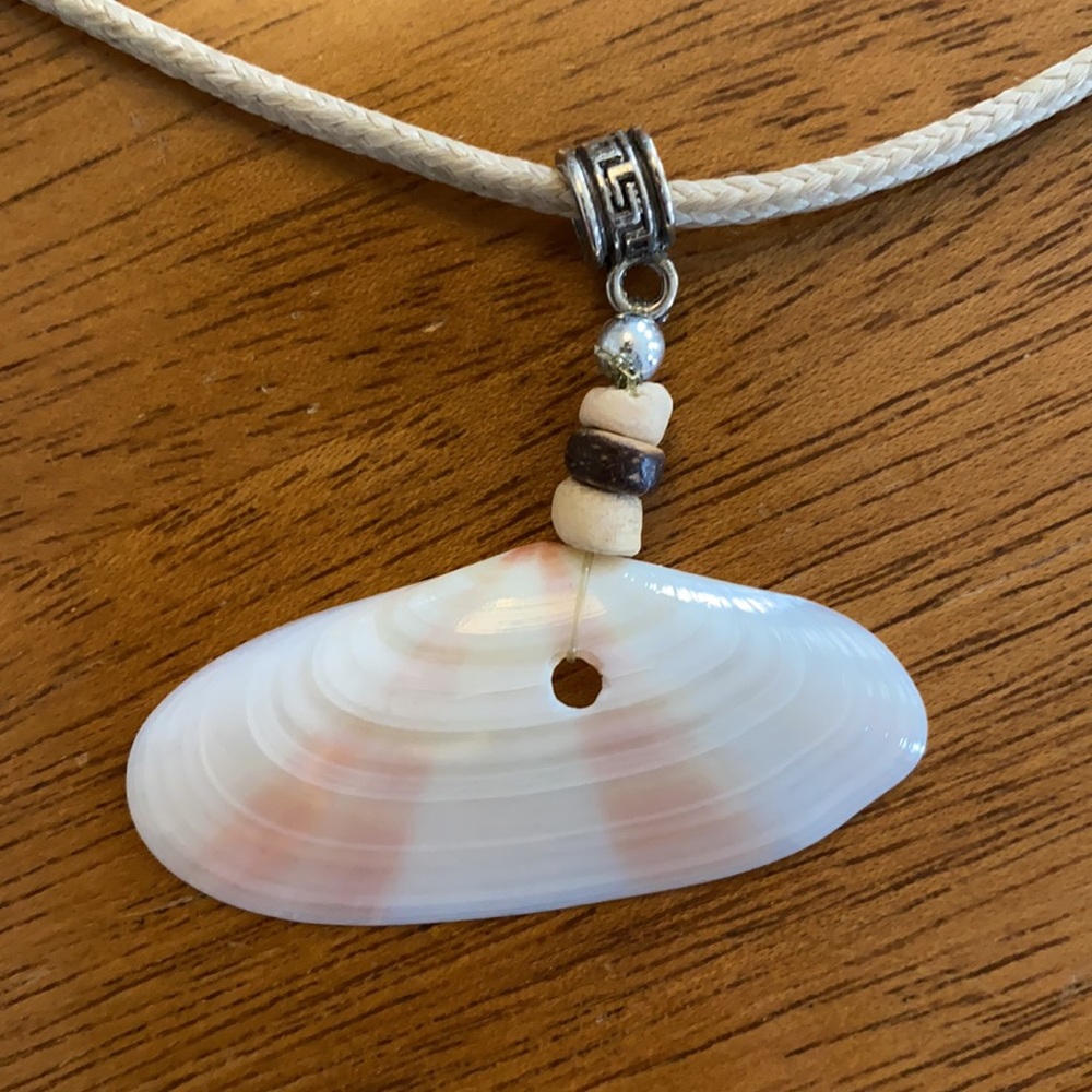 Handmade shell necklace - Picture 3 of 7